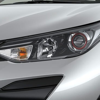 Faros Delanteros. 
 Sus faros halógenos, alargados en los extremos, refuerzan la sensación de amplitud y estabilidad del Yaris Hatchback, con una mirada deportiva.