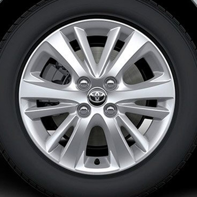 Aros de Aleación. 
 Aros de aleación de 15”, con líneas y superficies marcadas que realzan la presencia del Yaris Hatchback. (Disponible según versión).